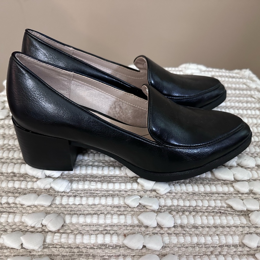 Beautiful leather loafers in excellent condition!